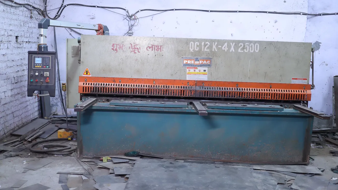 QC12K hydraulic shearing machine